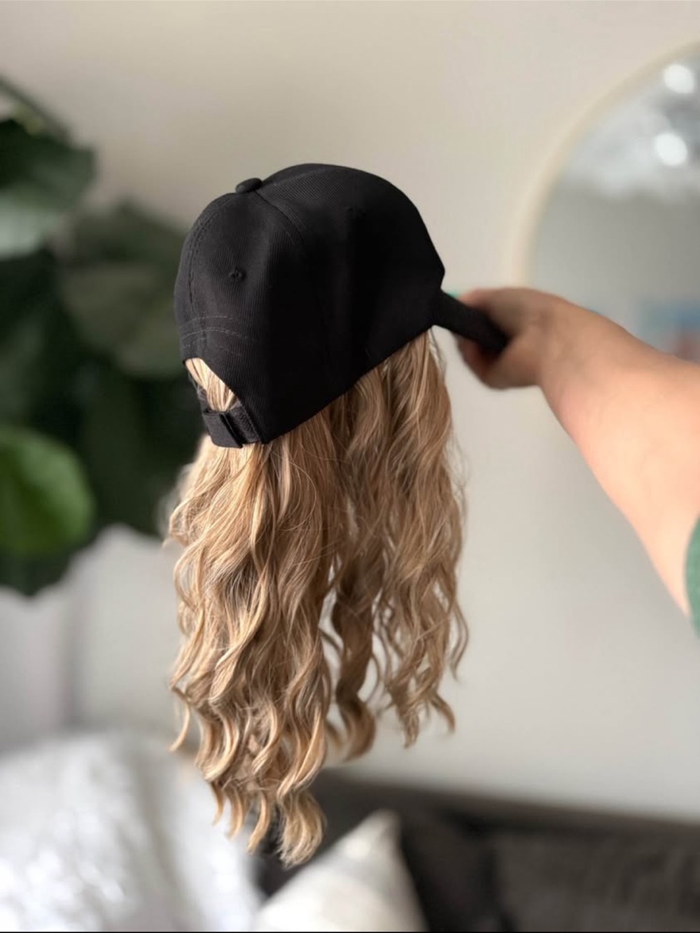🧢 Hair Hat - Black Cap with Blonde Wavy Hair Extension